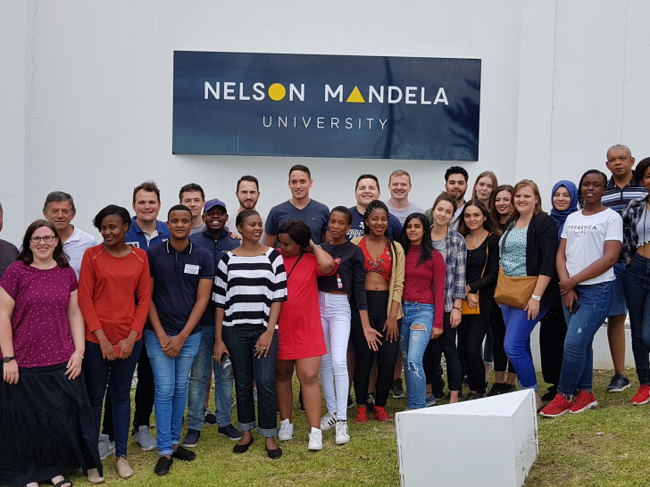 Die Studierenden der Ostfalia Hochschule und der Nelson Mandela Universität gemeinsam am Campus in Port Elizabeth. Foto: Ostfalia