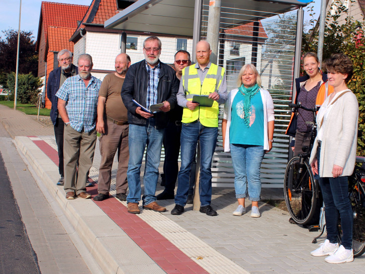 Ratsmitglieder und Fachleute vom Straßenbau nahmen in Roklum die neue Bushaltestelle ab. Foto: Bernd-Uwe Meyer
