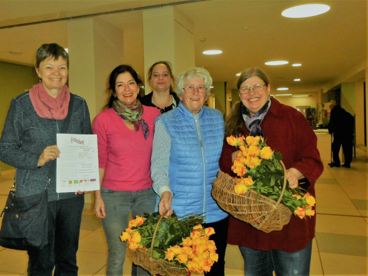 DGB Frauen Peine verteilen Rosen im Klinikum Peine am Internationalen Frauentag: von links nach rechts: Gabi Mierse, Christine Leckelt, Janet Möwing, Ingrid Koch, Nanni Rietz-Heering. Foto:  ver.di Ortsverein Peine