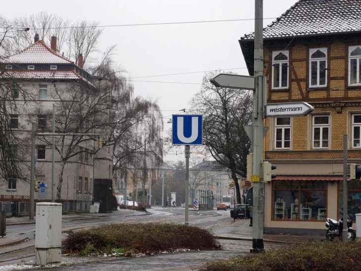 Bekommt Braunschweig eine U-Bahn, das Schild sorgt für Diskussionen. Foto: Burkhard Plinke
