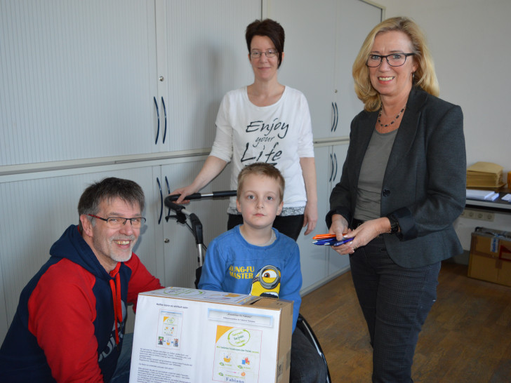 Von links: Klaus Novello mit Fabiano, Petra Eickmann-Riedel, dahinter Marion Novello. Foto: Pressestelle Samtgemeinde Sickte

