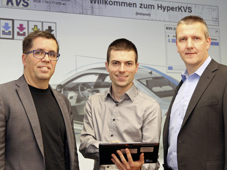 Ideengeber Sebastian Wenzel (Mitte) mit Ralf Wenzel (links), Leiter Konzeptauslegung Interieur in der Technischen Entwicklung von Volkswagen, und IT-Systembetreuer Oliver Finke. Foto: Volkswagen AG