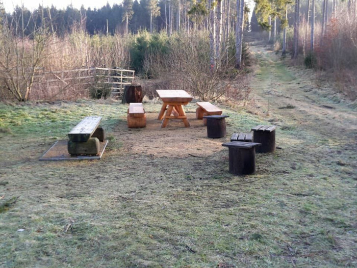 So sahen Tisch und Bänke aus. Foto: Polizei