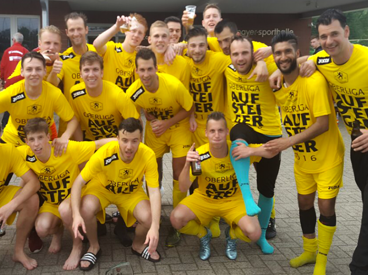 Aufsteiger MTV Gifhorn hat Grund zu jubeln: Durch den Last-Minute-Treffer des Torwarts, Tobias Krull, entführen die Schwarz-Gelben einen Punkt aus Osnabrück. Symbolfoto: Hartmut Ritz