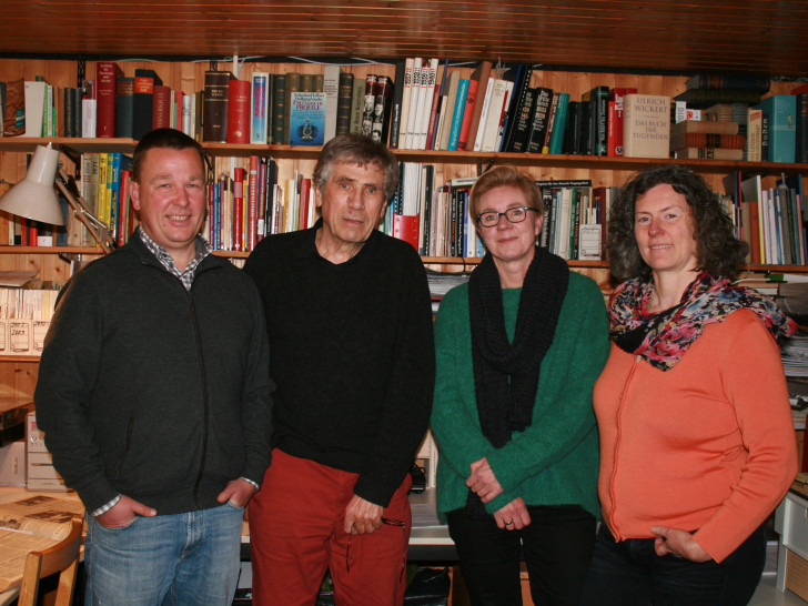 Jürgen Selke-Witzel, Jürgen Kumlehn, Ulrike Krause und Ghalia El  Boustami im Archiv von Jürgen Kumlehn. Foto: Grüne