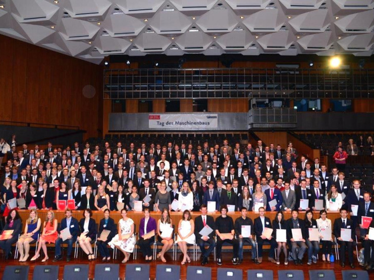  Mit einem Festprogramm in der Stadthalle Braunschweig verabschiedete die Fakultät für Maschinenbau der Technischen Universität Braunschweig am Samstag, 30. Mai 2015, die Absolventinnen und Absolventen des Jahres 2014. Foto: TU Braunschweig/Poppe