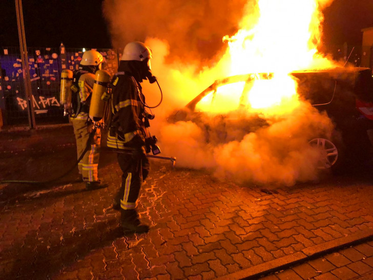 Meterhohe Flammen schlugen aus dem Fahrzeug. Fotos: Feuerwehr Helmstedt