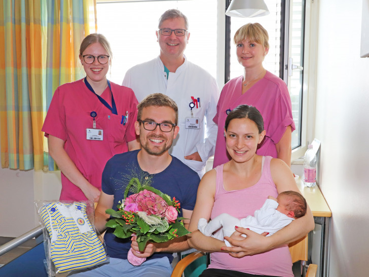 Das Team der Klinik für Gynäkologie und Geburtshilfe um Chefarzt Matthias Buhles, Nelli Pelz (rechts) und Lena Michehl mit den Eltern Charlotte und Lukas Hestermeyer samt Töchterchen Amelie. Foto: Städtisches Klinikum