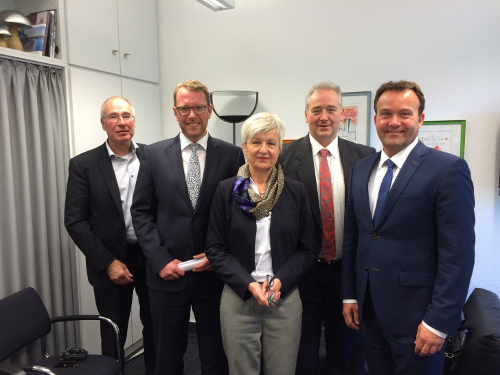 Zu einem Fachgespräch in Sachen Digitalisierung trafen sich Kreisbaurat Claus-Jürgen Schillmann, Staatssekretär Stefan Muhle, Landrätin Christiana Steinbrügge, Landtagsvizepräsident Frank Oesterhelweg und htp Geschäftsführer Thomas Heitmann (v.l.). Foto: Sabine König