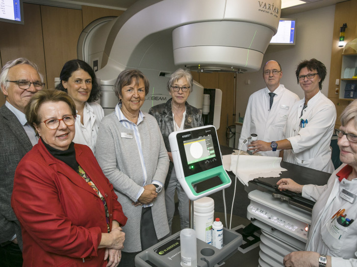Die Klinik für Radioonkologie und Strahlentherapie freut sich über ein neues Ultraschallgerät. Foto: Peter Sierigk