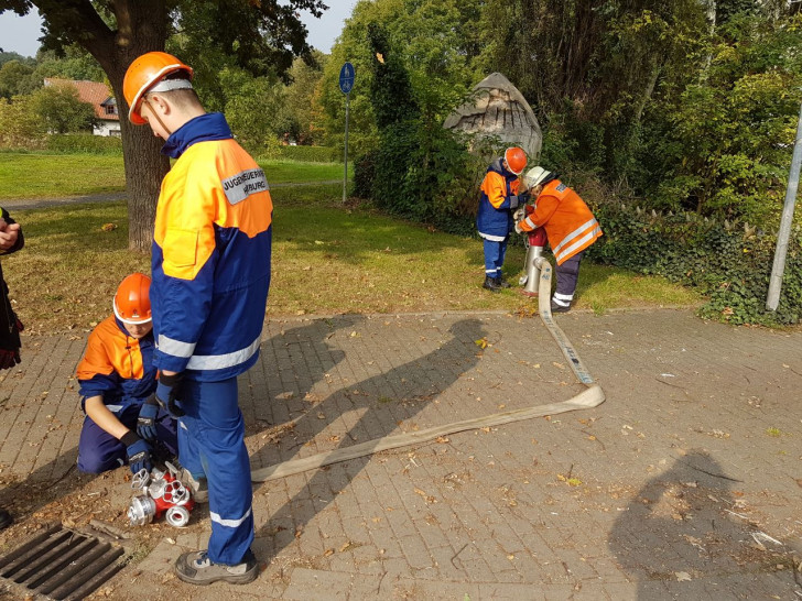 In Hornburg wurden die Unterflurhydranten durch die Jugendfeuerwehr kontrolliert. Foto: Luisa Schneemilch