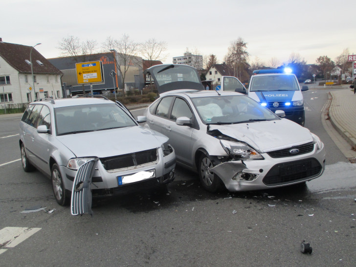 Die beiden Autos mussten abgeschleppt werden. Foto: Polizei Goslar