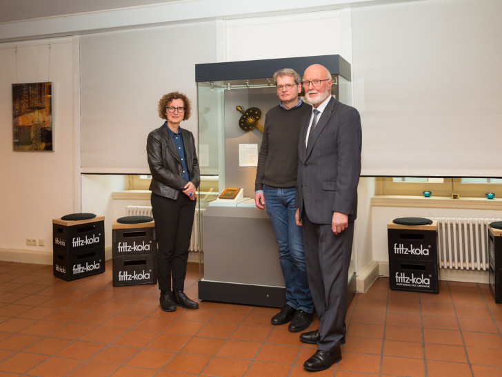 Museumsdirektorin Dr. Heike Pöppelmann, Provenienzforscher der 3Landesmuseen Dr. Hansjörg Pötzsch und Kurt Lemmer von der Loge „Carl zur gekrönten Säule“ vor einer Vitrine mit Objekten der Logenhistorie im Braunschweigischen Landesmuseum. Foto: A. Pröhle (BLM)