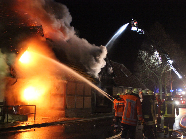 Meterhohe Flammen schlugen aus dem Gebäude, Foto: A. Donner