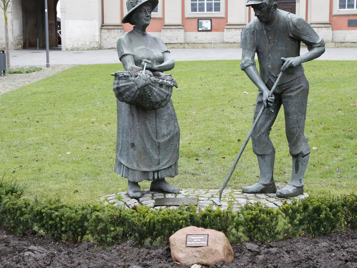 Das Gärtnerpaar an der Trinitatiskirche bekommt Gesellschaft in Form eines Findlings. Fotos: Stadt Wolfenbüttel