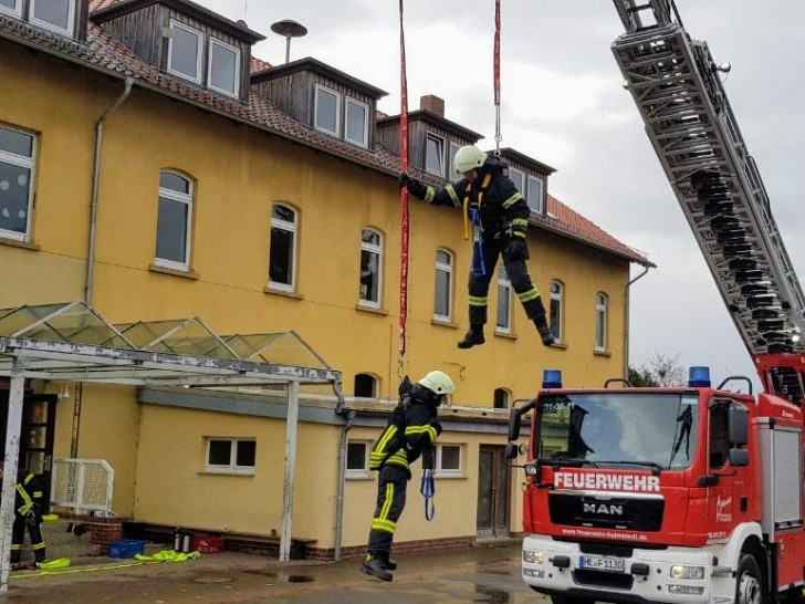 Beim regelmäßigen Atemschutzausbildungsdienst wurde das Thema Absturzsicherung vorgestellt. Fotos: Feuerwehr Helmstedt