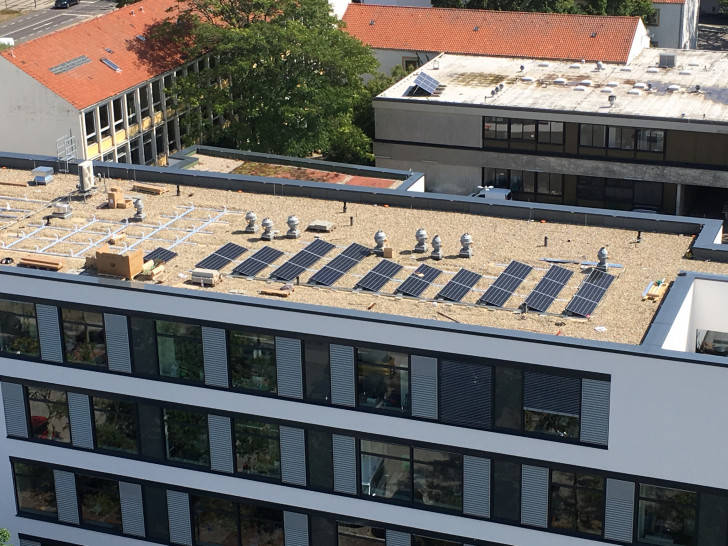 Die Montage der Photovoltaikanlage auf dem Ratsgymnasium hat begonnen. Fotos: Stadt Wolfsburg