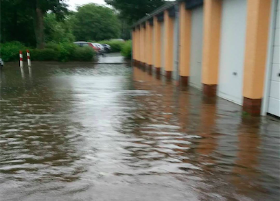 Überschwemmte Wege und Straßen in Salzgitter Lebenstedt. Fotos: Chris Pape
