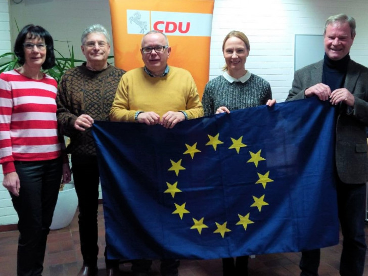Europakandidatin Martina Sharman (2. v. r.) und v. l. Katrin Koch, Herbert Theissen (CDA), Andreas Meißler und Hans-Jürgen Braun zeigen "Flagge" für Europa. Foto: CDU