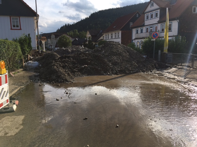 Das Hochwasser in Lautenthal konnte nur durch viele Helfer gebändigt werden. Foto: Ralf Westhagemann