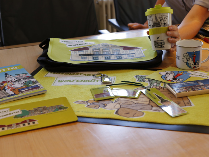 Passend zum Stadtjubiläums-Comic gibt es in der Wolfenbütteler Tourist-Info auch eine frische Souvenirlinie. Foto: Stadt Wolfenbüttel