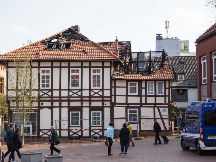 Die Brandruine am Klesmerplatz ist wegen Einsturzgefahr eigentlich besonders gesichert. Foto: Rudolf Karliczek