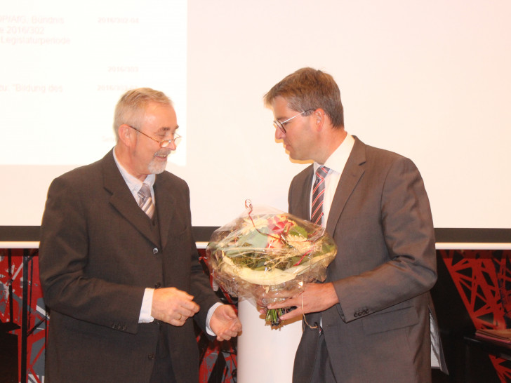 Eckhard Wagner ist neuer Vorsitzender des Rates der Stadt Goslar. Oberbürgermeister Dr. Oliver Junk übergibt Blumen zum Amtsantritt. Foto: Anke Donner 