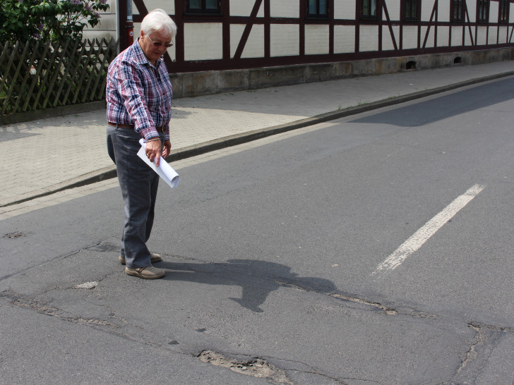 Ortsbürgermeisterin von Fümmelse Hiltrud Bayer zeigt Straßenschäden. Foto: Max Förster