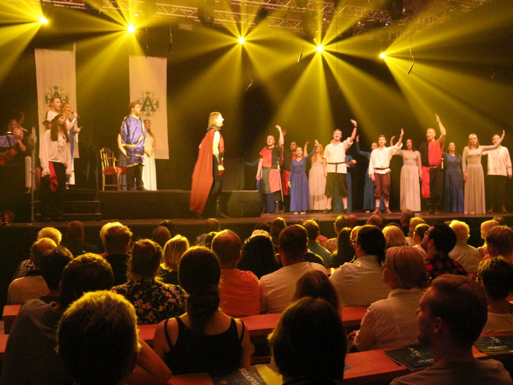 Am Donnerstag fand die Premiere zum neuen Stück der Musicalgruppe St. Thomas statt. Fotos: Anke Donner