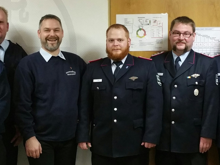 Benjamin Rose, stellv. Ortsbrandmeister David Kroll, Sebastian Würfel, Jugendfeuerwehrwart Sascha Höft, Samtgemeindejugendfeuerwehrwart Frank Schultz und stellv. Jugendfeuerwehrwart Mirko Wogatzki. Foto: Jugendfeuerwehr Grafhorst