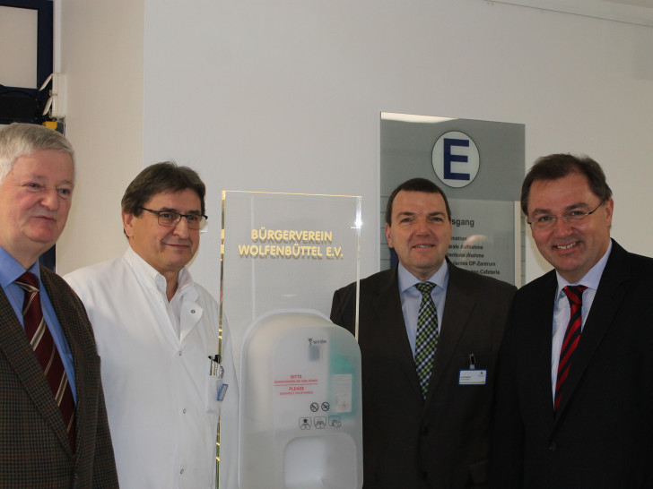Bernd Höfener, Vorsitzender Bürgerverein Wolfenbüttel, Professor Dr. Heinrich Keck, Klinikum-Geschäftsführer Axel Burghardt und Friedrich-Carl Heidebroek, Vorsitzender der Stiftung Bürgerverein Wolfenbüttel. Foto: Klinikum