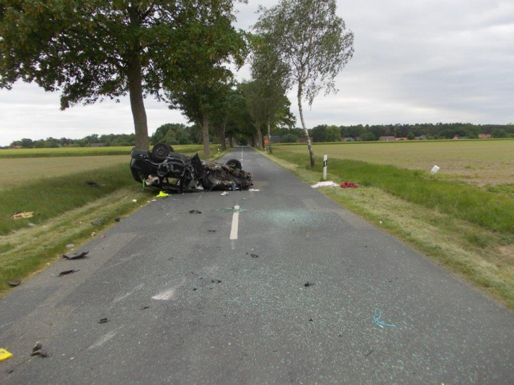 Aus diesem Wrack kam der 4-Jährige fast unverletzt heraus. Der Fahrer wurde dagegen lebensgefährlich verletzt. Foto: Polizei