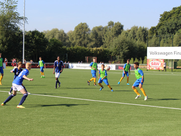 Die U14 von Eintracht Braunschweig eröffnete das Turnier gegen JSG Helmstedt. Foto: Jan Borner