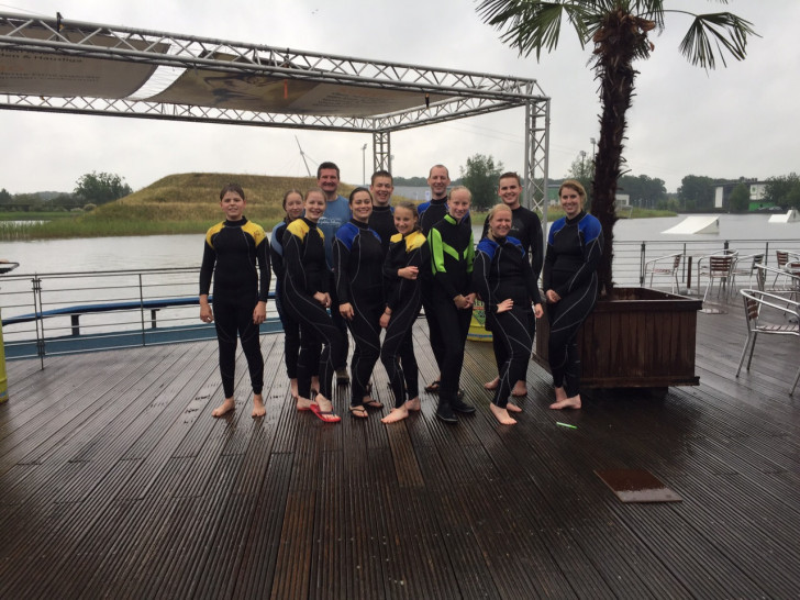 DLRG Wolfenbüttel probierte sich im Wasserski. hintere Reihe, von links: Laura Moreton, Andreas Werner, Martin Böye, Dirk Flemmig, Tjard Bäthge, Stefanie Wawra; vordere Reihe, von links.: Sönke Brandt, Frauke Böye, Annika Hinterland, Tina Musiol, Wiebke Seifart, Jenny Gottlieb Foto: Privat