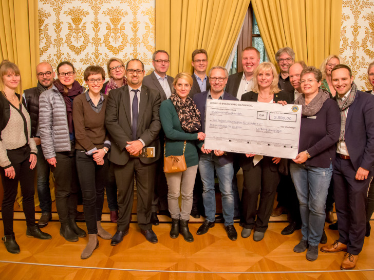 Michael Schwarze, der Vorsitzende des „Eine Region für Kinder“ e.V. inmitten der Mitglieder des Lions Club Braunschweig Eulenspiegel. Foto: Vörsmann