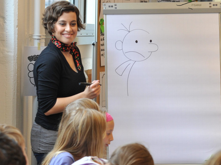 Charlotte Hofmann zeigt den Kindern, wie die witzigen Figuren aus der beliebten Kinderbuchreihe entstehen. Foto: privat