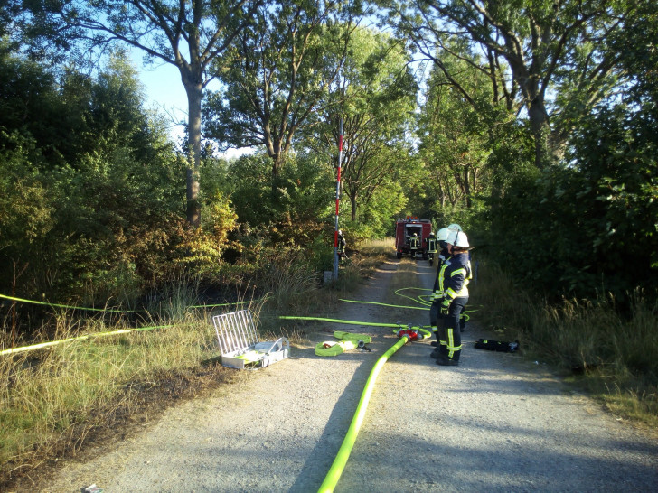 Die Einsatzkräfte beim Löschen des Flächenbrands. Foto: Gemeindefeuerwehr Lehre