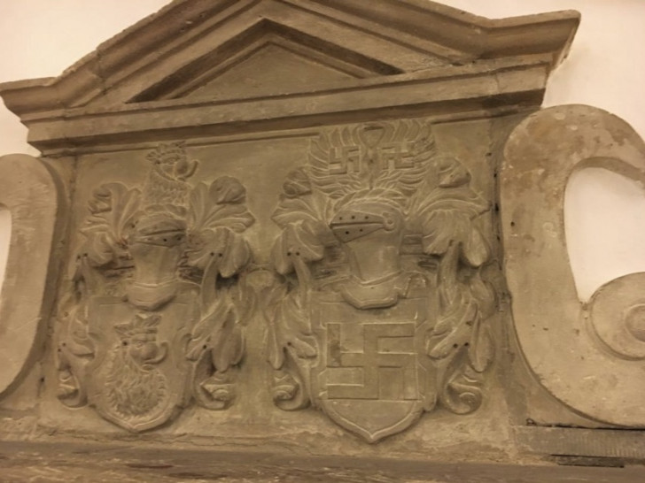 Die Wappen der Eheleute wurden in den Kaminsims gemeißelt. Foto: Stadt Wolfenbüttel