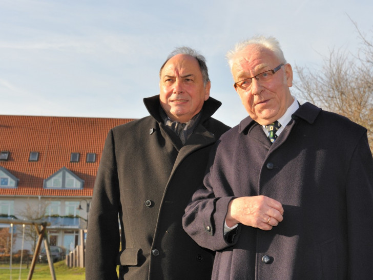 Dieter Lorenz gratuliert dem Bürgermeister von Cachan, Jean-Yves le Bouillonec, zu seinem 65. Geburtstag. Foto: Privat