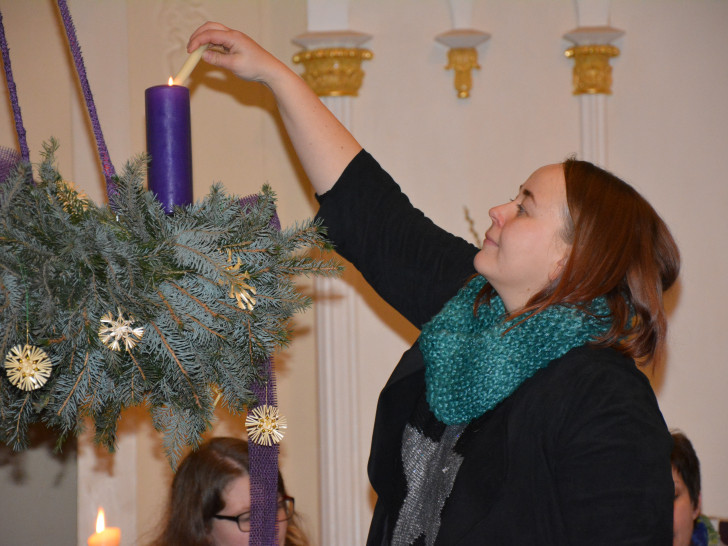 Im vergangenen Jahr zündete Pastorin Katrin Deutsch in Woltorf die erste Kerze am Adventskranz an. Foto: Evangelisch-Lutherischer Kirchenkreis Peine