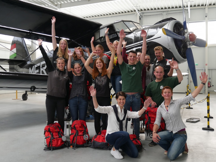 Siegerehrung im Luftfahrtmuseum Wernigerode: Teilnehmer der Harzer Uni-Challenge mit HTV-Geschäftsführerin Carola Schmidt und Nadine Herholt von der Younit GmbH & Co.KG. Fotos: Harzer Tourismusverband e.V.