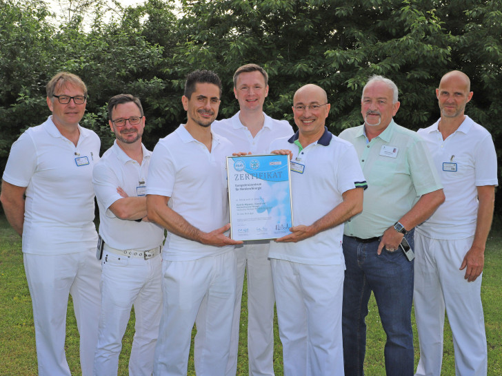 Dem Team des Hernienzentrums um Chefarzt Dr. Mark Jäger (Mitte), dem zentrumsleitenden Oberarzt Dr. Gregor Kocowski (3.v.r.) und Koordinator Dr. Tilmann Dreßel (3.v.l.) wurde mit der Rezertifizierung erneut eine exzellente Qualität bescheinigt. Foto: Städtisches Klinikum Wolfenbüttel