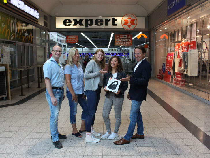 Von links: Sören Albrecht-Wilk (Bereichsleiter Expert), Karina Karger (Center Management FORUM), Helena Westphal, Gewinnerin Yasmin Streckrodt und Sven Heß (Center Management FORUM) bei der Preisübergabe. Foto: Sandra Zecchino