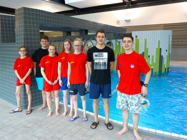 Sie sorgten als erfahrene Rettungsschwimmer für die Sicherheit der Fünftklässler: Finn Torkler, Niko Hippler, Tina Musiol, Laura Moreton, Wiebke Seifart, Kai Globig und David Nowik. Foto: THG Wolfenbüttel