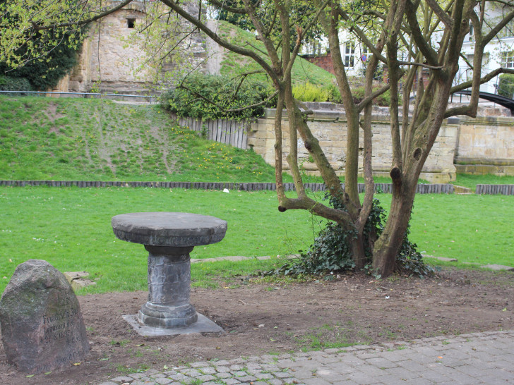 Der Steintisch hat einen neuen Platz im Burgpark gefunden. Fotos: Frederick Becker