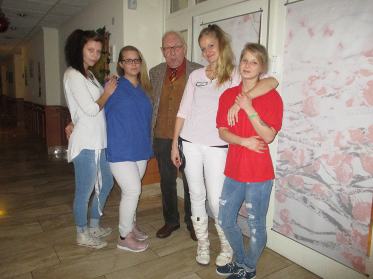 Die Sylvester und Neujahrsnachtwachen mit Heim-Beiratsvorsitzenden im Sickter Seniorenzentrum       Denise Müller, Anne Beier,  Dieter Lorenz,  Tina Melichar und  Sabrina Bergien. Foto: Lorenz 