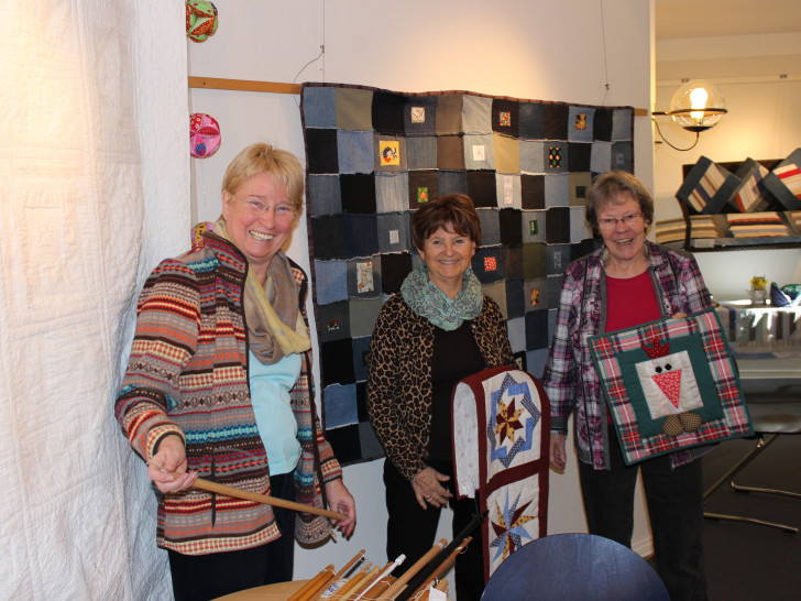 Näherinnen beim Ausstellungsaufbau. Von links: Ursula Olbrich, Marie-Luise Brandt, Annette Gutmann/Leitung. Foto: Privat