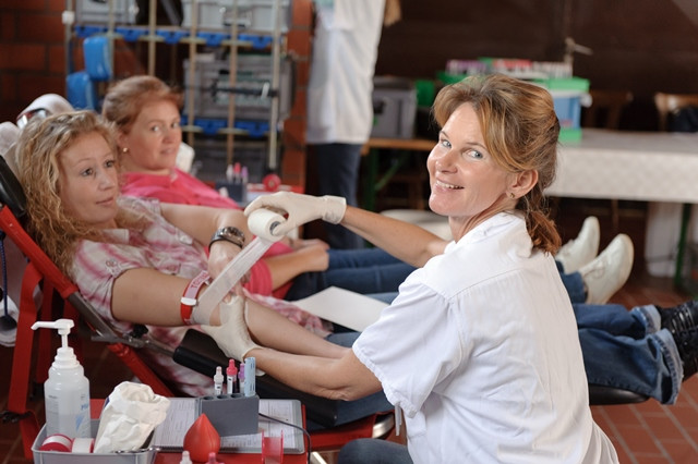 Schwester Viola im Einsatz beim Blutspenden. Foto: DRK-Blutspendedienst NSTOB