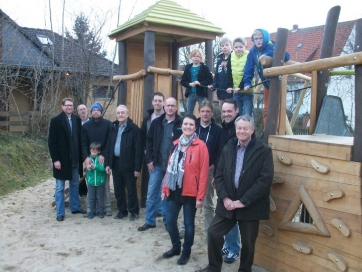 Bürgermeister Kelb (1. von links) bei einer früheren Spielplatzbegehung in Volzum. Foto: Gemeinde Sicke
