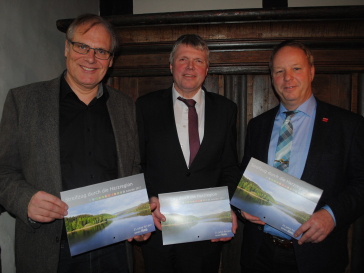 Von links: Landrat Bernhard Reuter, Landrat Martin Skiebe und Bürgermeister Klaus Becker präsentierten den neuen Naturpark-Kalender. Foto: Reuter/RVH
